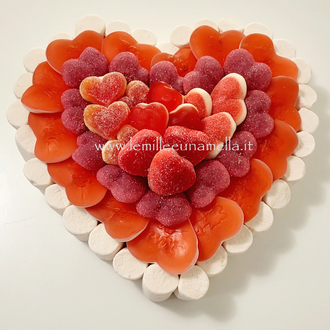 torta di caramelle e marshmallow a forma di cuore per anniversario, San Valentino, vendita online Le Mille e una Mella