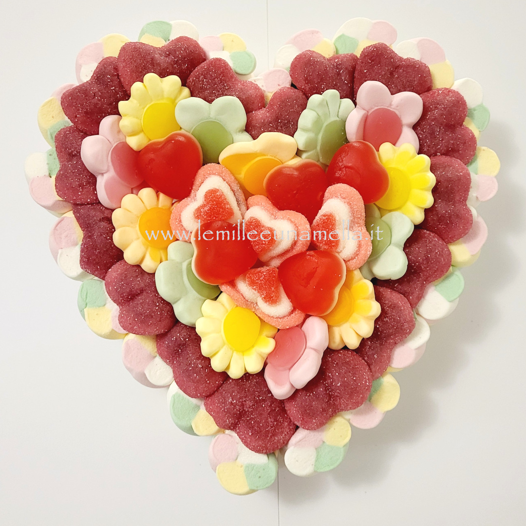 torta di caramelle e marshmallow a forma di cuore per anniversario, San Valentino, vendita online Le Mille e una Mella