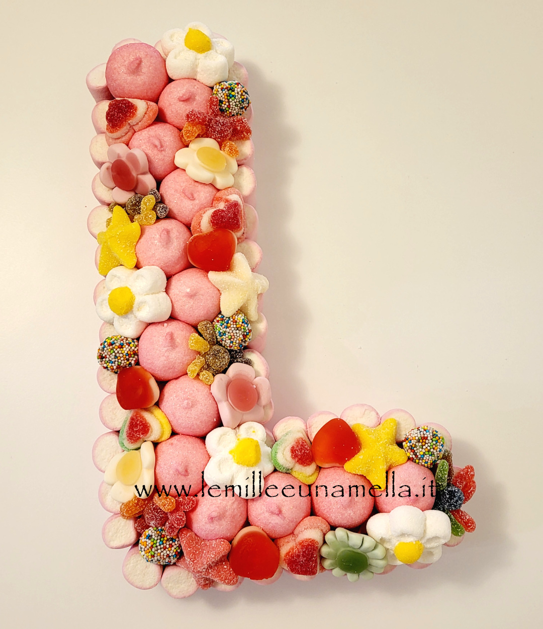 torta caramelle marshmallow lettera iniziale nome compleanno vendita online Le Mille e una Mella